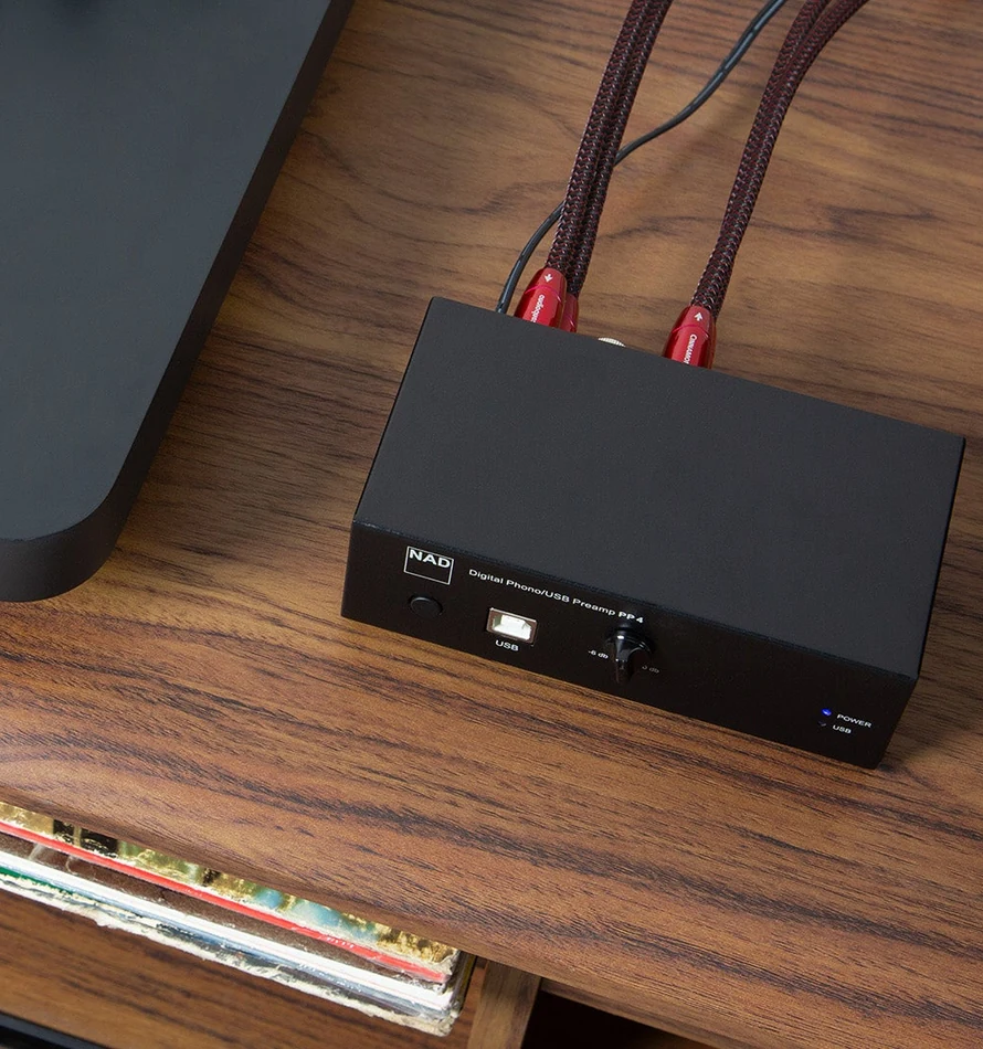 NAD PP 4 USB gramofonsko pretpojačalo pored gramofona