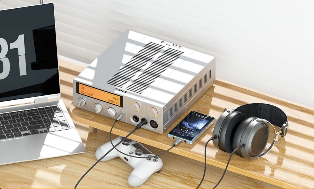 Scenarijo 4: K17 je povezan sa digitalnim muzičkim plejerom preko USB porta na prednjem panelu, uz povezane slušalice ili aktivne zvučnike.