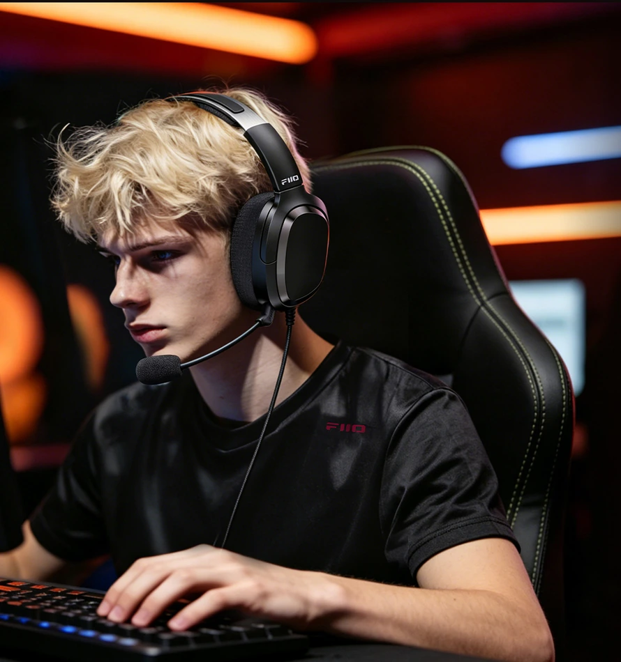 Gejmer koristi FiiO FG3 over-ear slušalice za računarom