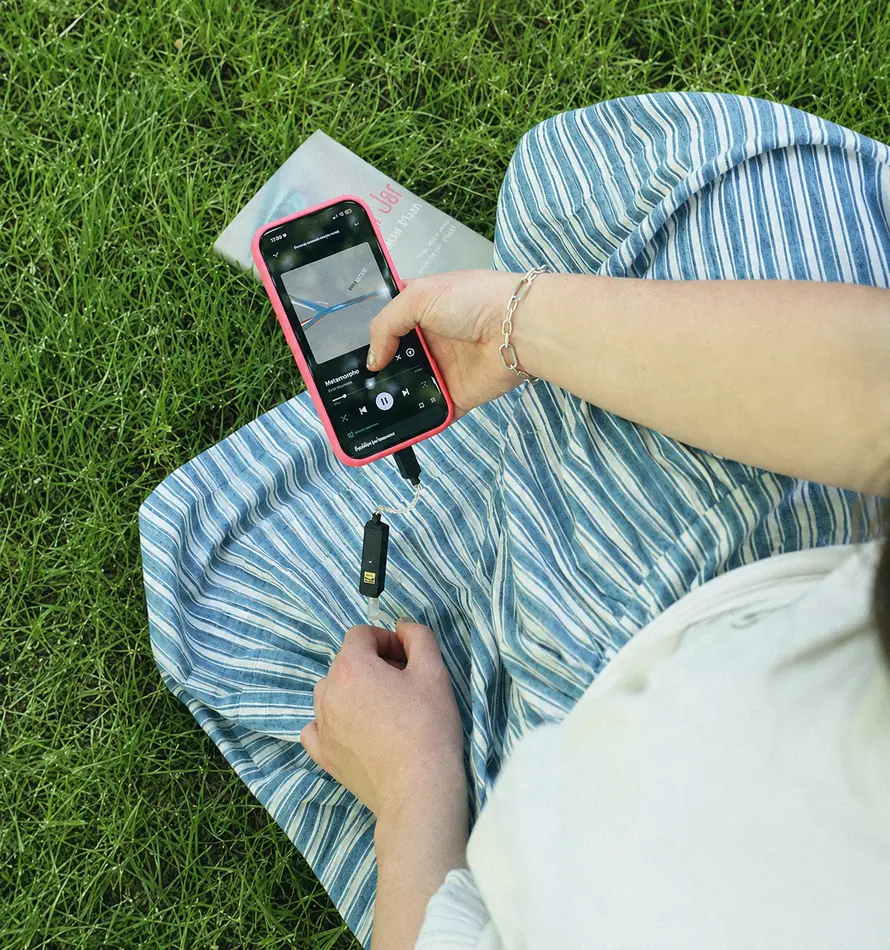 iFi GO link 2 Max povezan sa telefonom tokom slušanja muzike