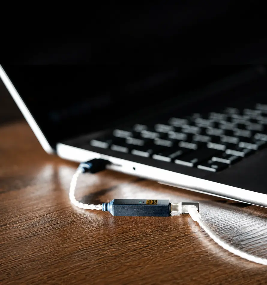 iFi GO link 2 USB-C DAC povezan sa laptopom