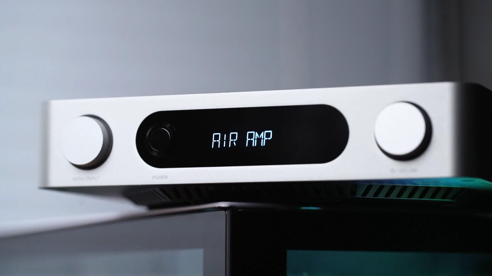 Prednja strana FiiO AIR AMP pojačala sa ekranom i kontrolama