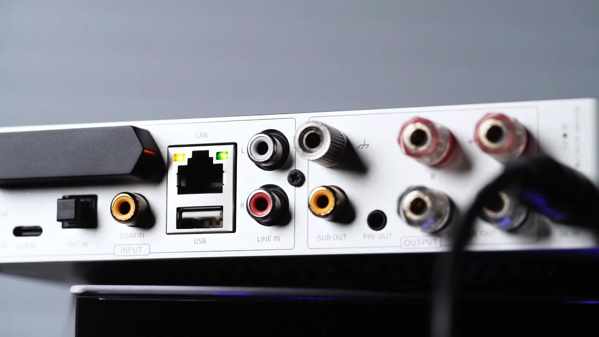 Sedam ulaza i tri izlaza na FiiO AIR AMP pojačalu