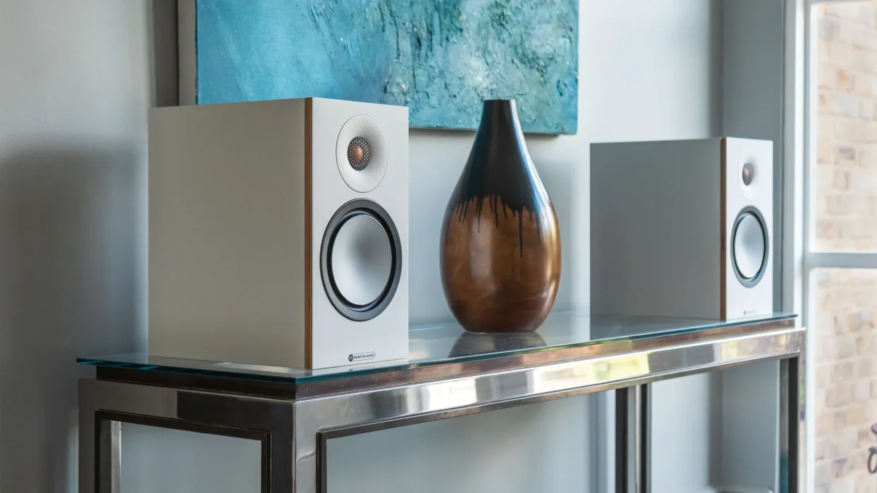 MA_Bronze7G_Social_Lifestyle2_White_Facebook-Twitter