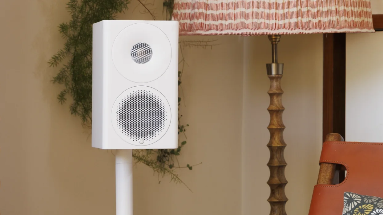 monitor-audio-radius-3-4g-satin-white-na-stalku-lifestyle